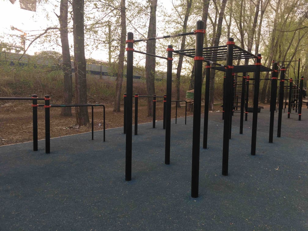 Abs Bench at Calisthenics Park at Первомайская улица, Екатеринбург – photo 9 of 13