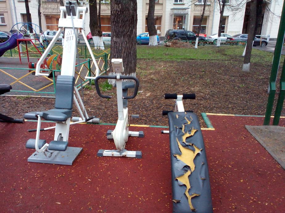 Abs Bench at Calisthenics Park at набережная Тараса Шевченко, Москва – photo 7 of 8