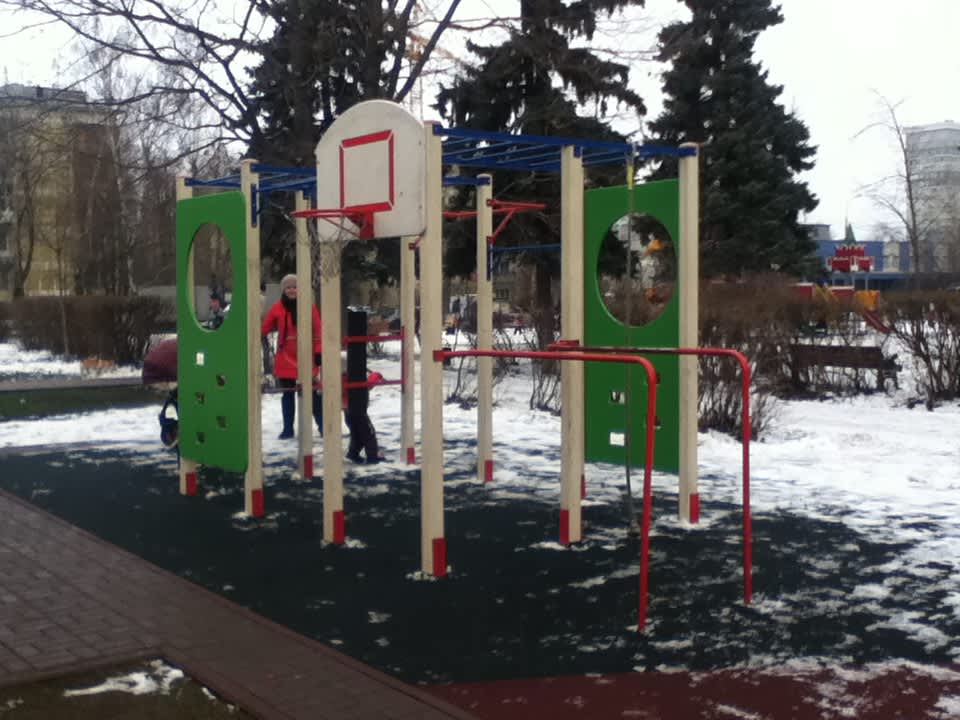 Parallel Gym Bars at Calisthenics Park at бульвар Генерала Карбышева, Москва #wp1779 – photo 2 of 3