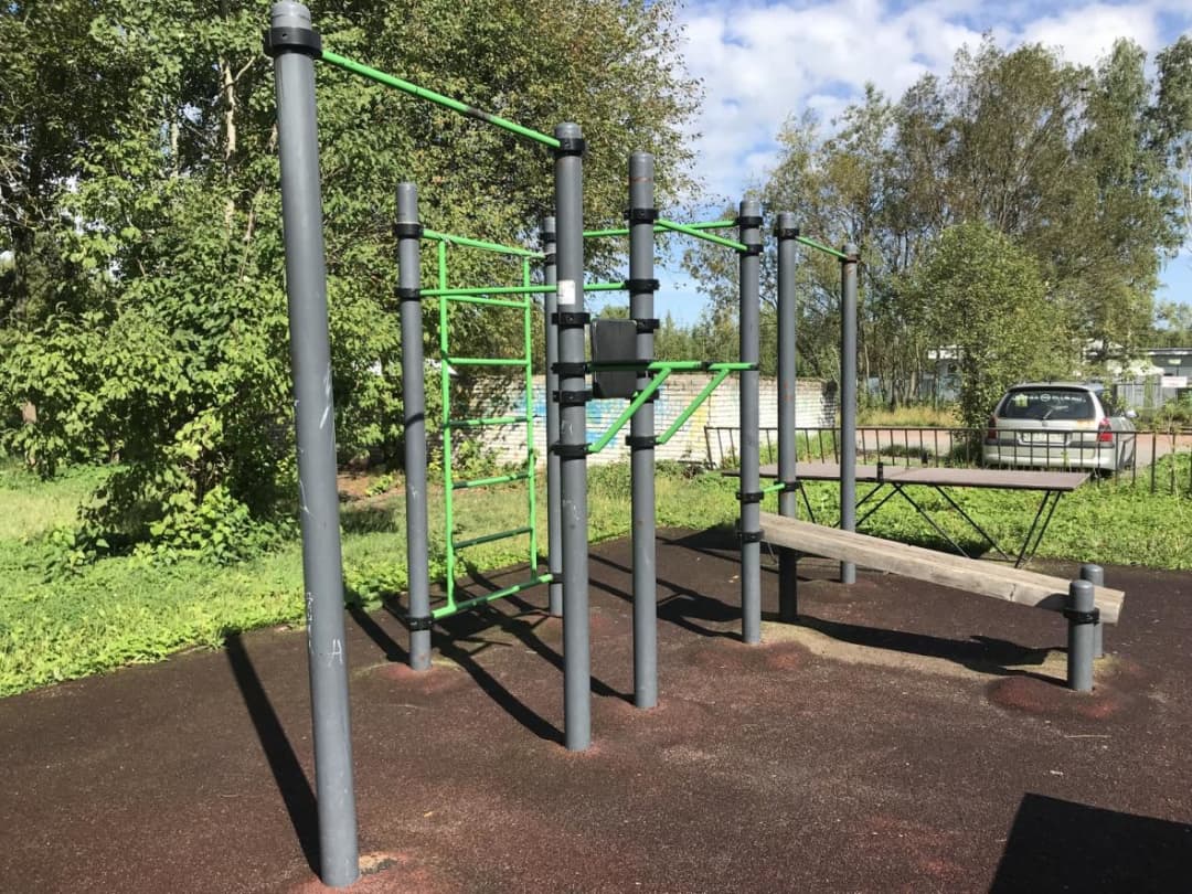 Sbarra per trazioni presso Calisthenics Park at Кооперативная улица, Парголово – foto 1 di 1