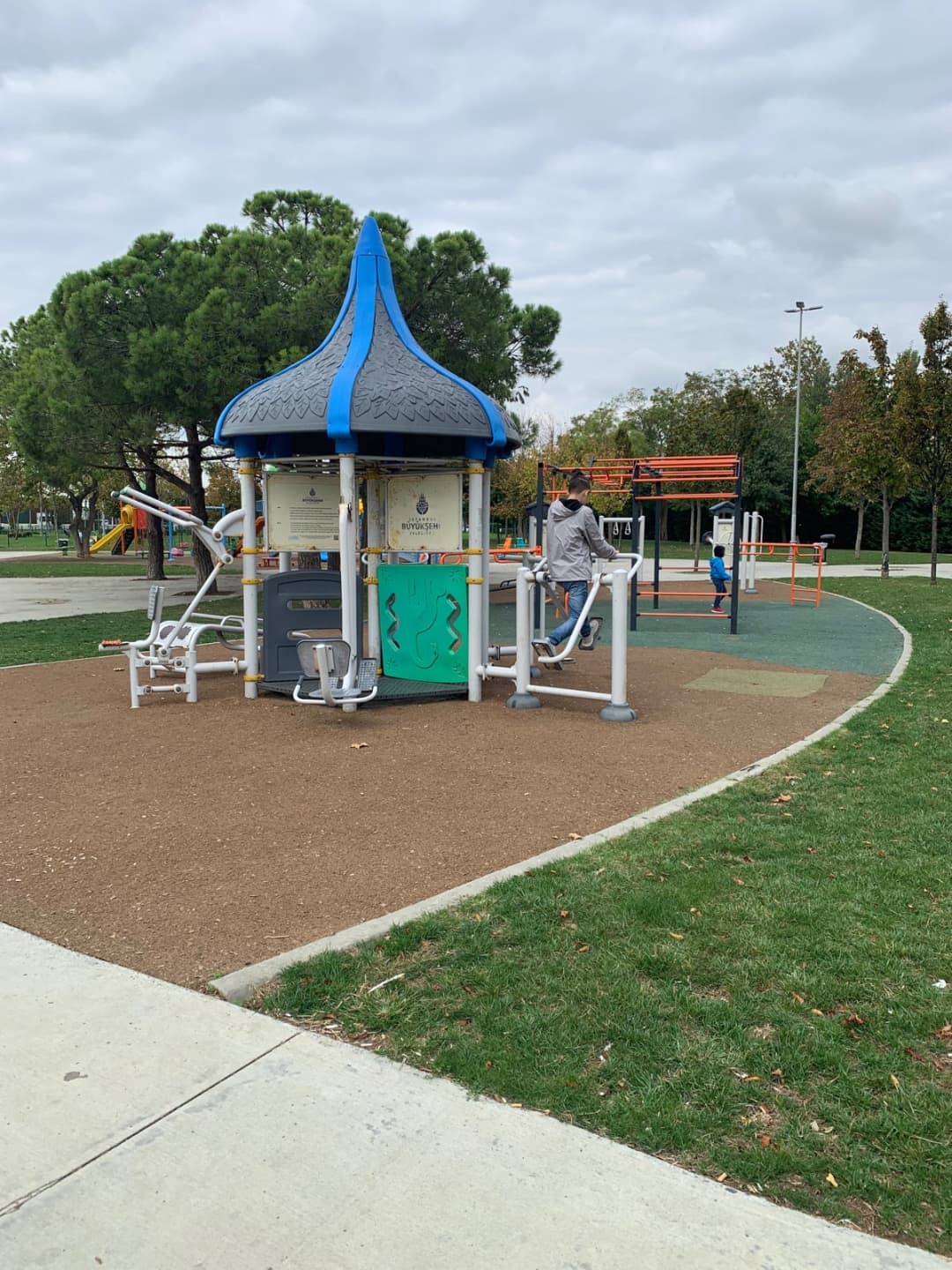 Barres parallèles à Calisthenics Park at Avrasya Tüneli, Fatih – photo 2 sur 5