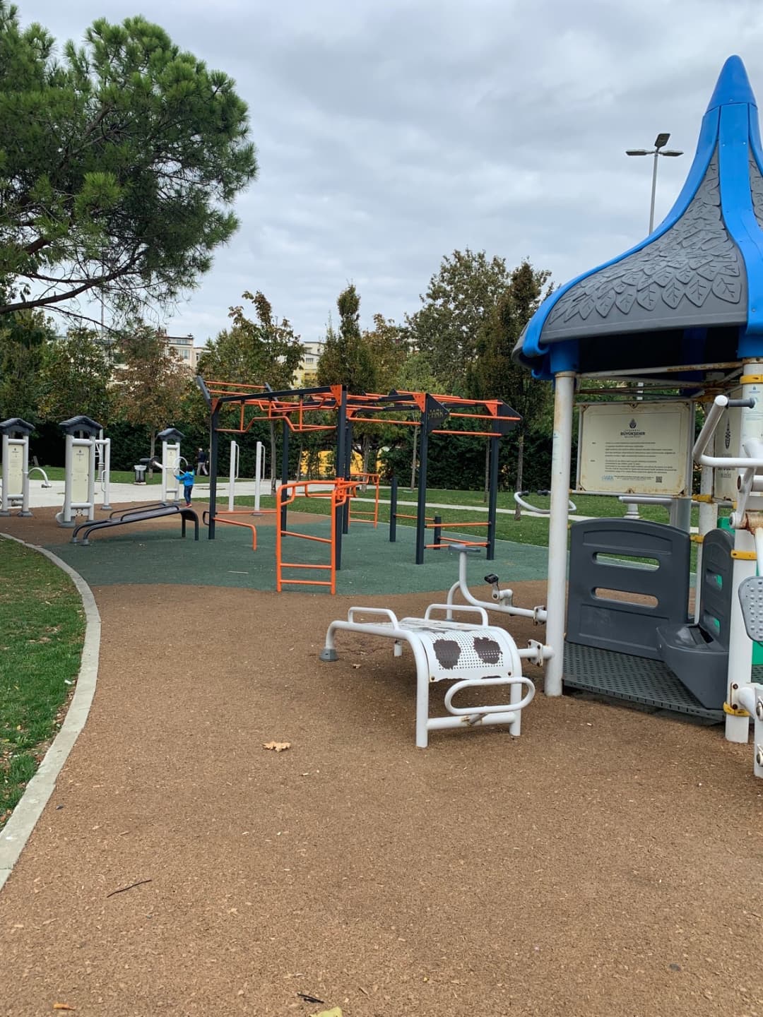 Banc à abdominaux à Calisthenics Park at Avrasya Tüneli, Fatih – photo 3 sur 5