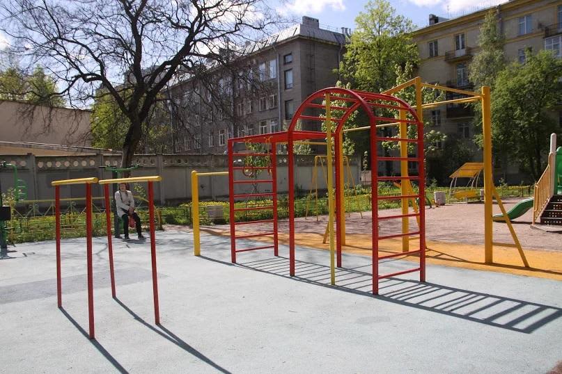Parallel Gym Bars at Calisthenics Park at Бассейная улица, Санкт-Петербург – photo 2 of 3