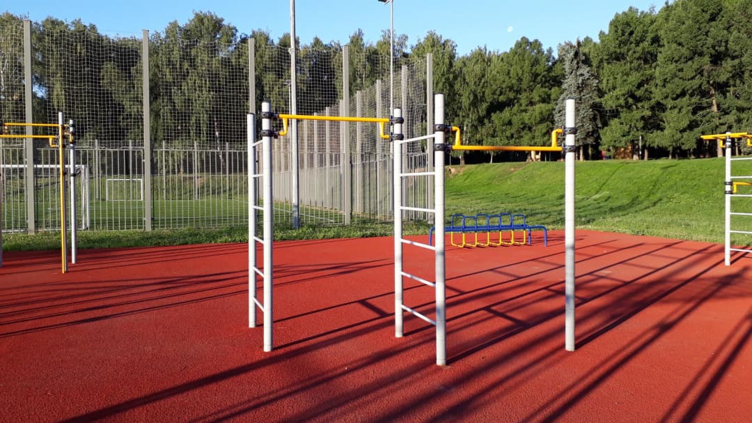 Abs Bench at Calisthenics Park at аллея Ветеранов, Москва – photo 5 of 11