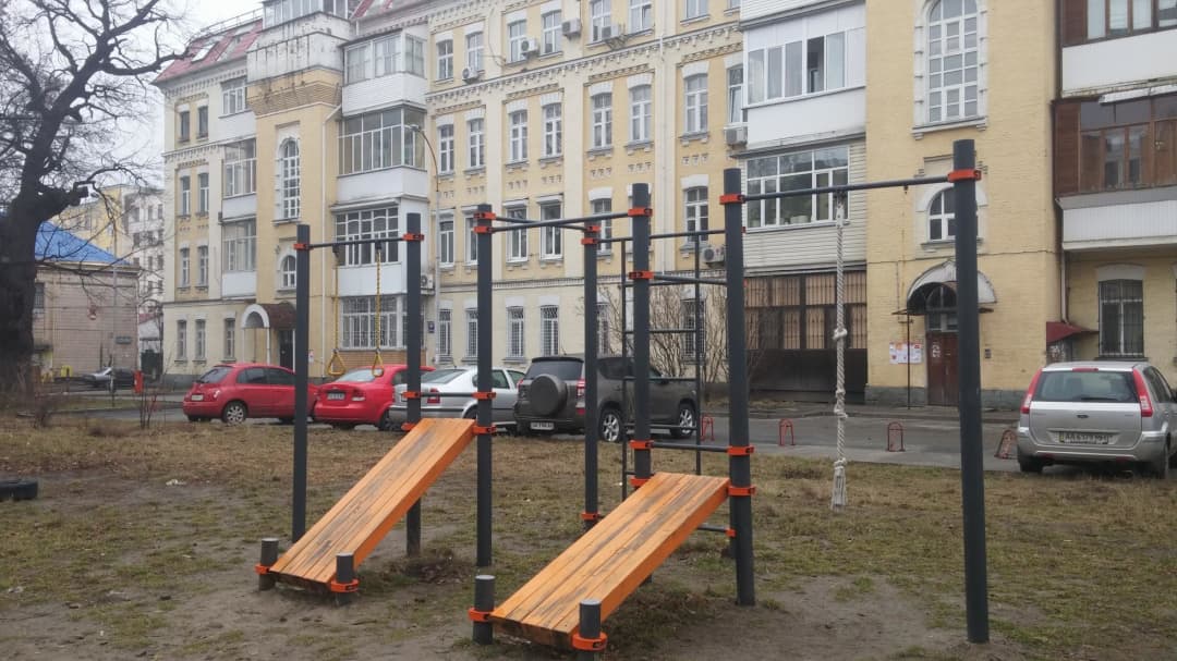 Barre de traction à Calisthenics Park at вулиця Генерала Генадія Воробйова, Київ – photo 1 sur 4