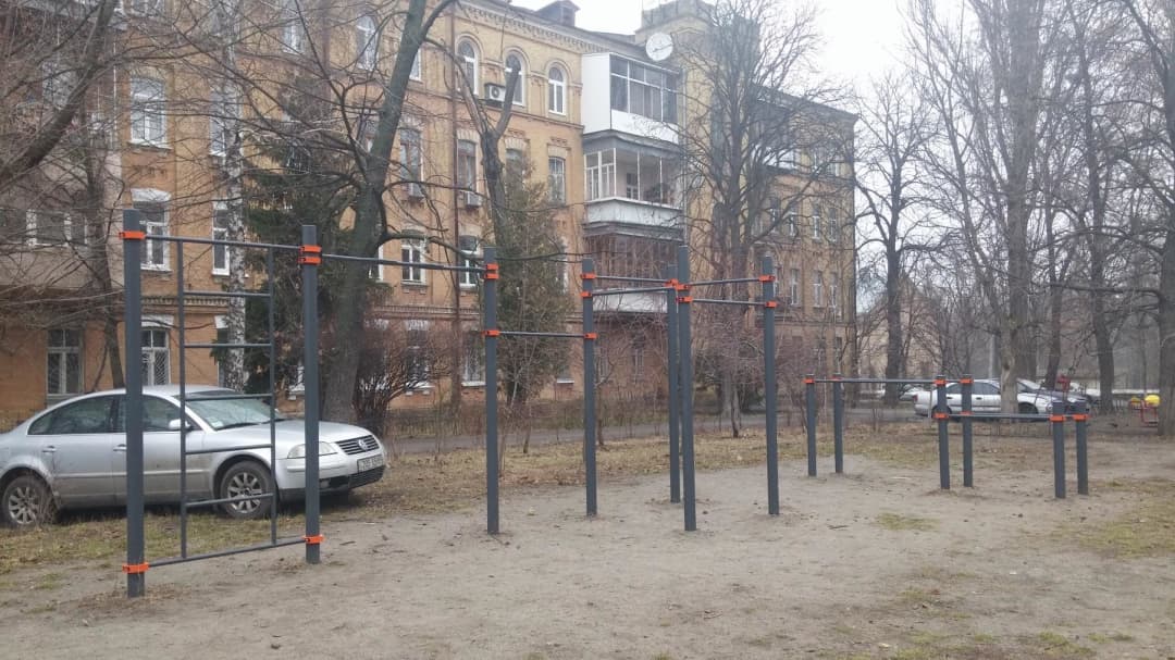 Barres parallèles à Calisthenics Park at вулиця Генерала Генадія Воробйова, Київ – photo 2 sur 4