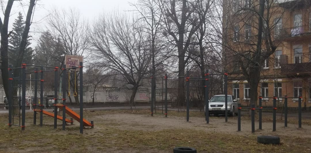 Banc à abdominaux à Calisthenics Park at вулиця Генерала Генадія Воробйова, Київ – photo 4 sur 4