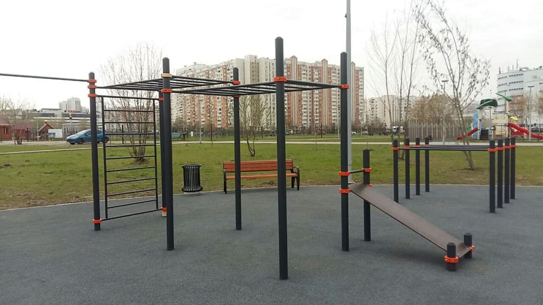 Pull Up Bar at Calisthenics Park at улица Марьинский Парк, Москва #wp2531 – photo 1 of 10