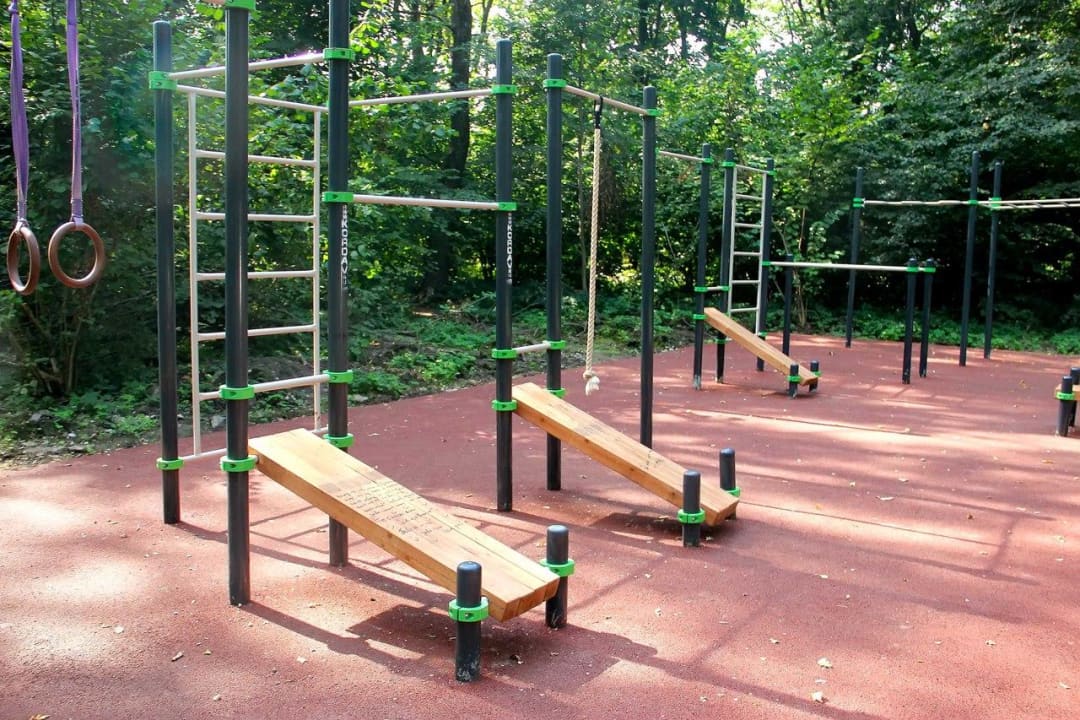 Sbarra per trazioni presso Calisthenics Park at улица Мира, Щёкино – foto 1 di 2