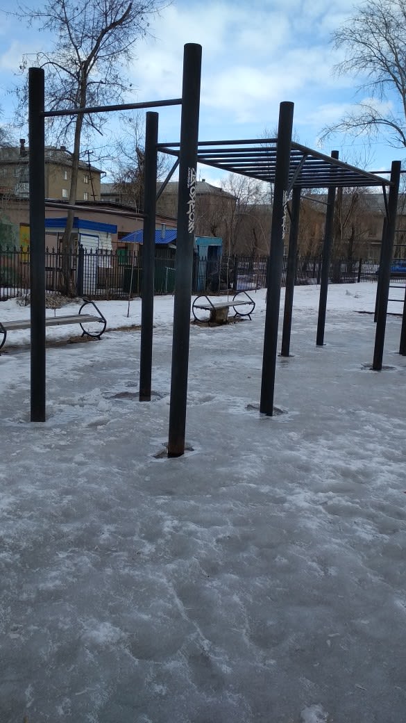 Низькі бруси на майданчику Calisthenics Park at аллея Мира, Челябинск #wp2564 – фото 3 з 5