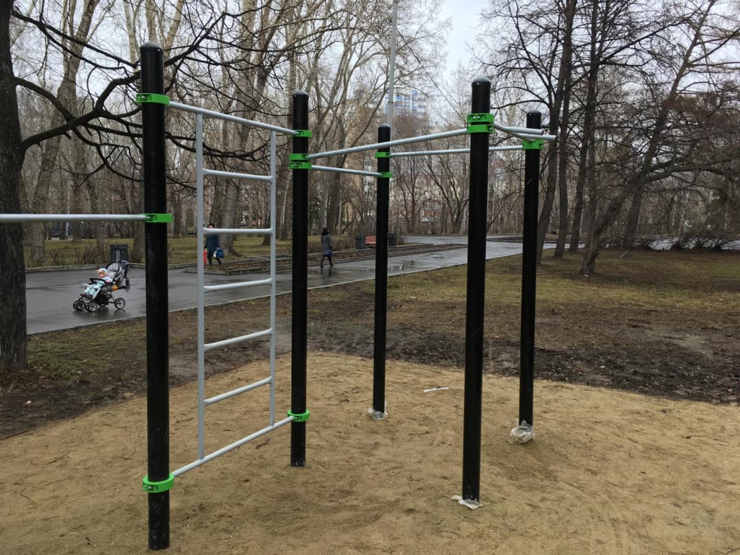 Klimmzugstange bei Calisthenics Park at Верх-Исетский бульвар, Екатеринбург – Foto 1 von 4