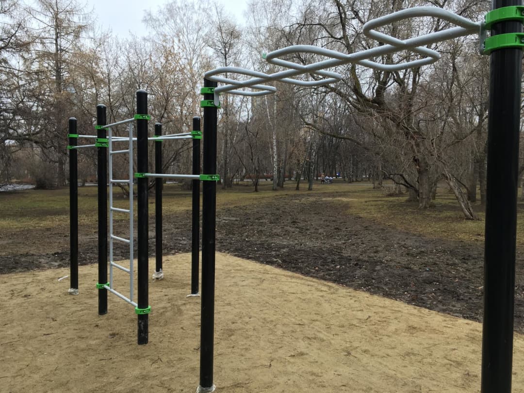 Hangelstange bei Calisthenics Park at Верх-Исетский бульвар, Екатеринбург – Foto 2 von 4