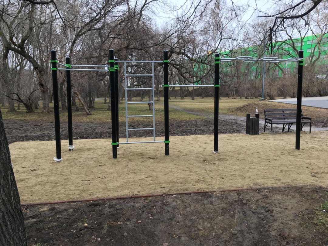 Sprossenwand bei Calisthenics Park at Верх-Исетский бульвар, Екатеринбург – Foto 3 von 4
