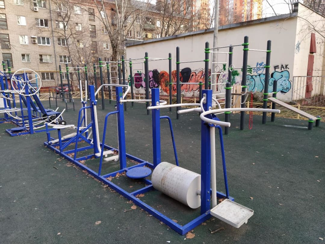 Bare paralele la Calisthenics Park at улица Войтовича, Реутов – fotografia 2 din 4