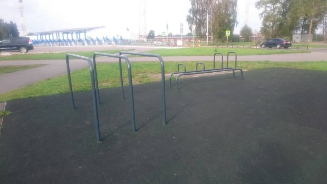 Бруси на майданчику Calisthenics Park at проезд имени Бойцов 4-й Армии, Тихвин – фото 2 з 7