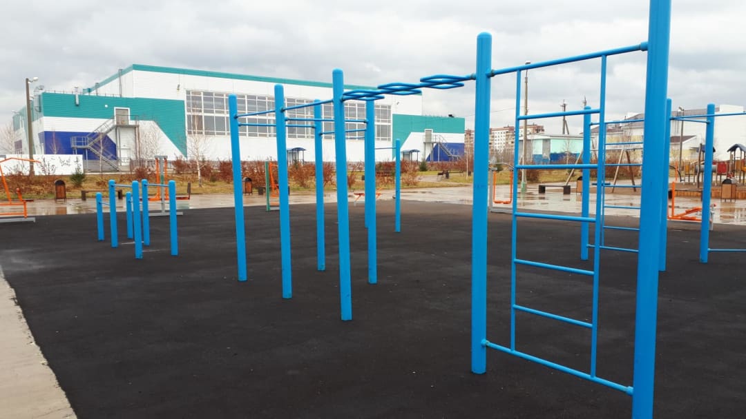 Barres parallèles à Calisthenics Park at 4-й микрорайон, Шарыпово – photo 2 sur 4