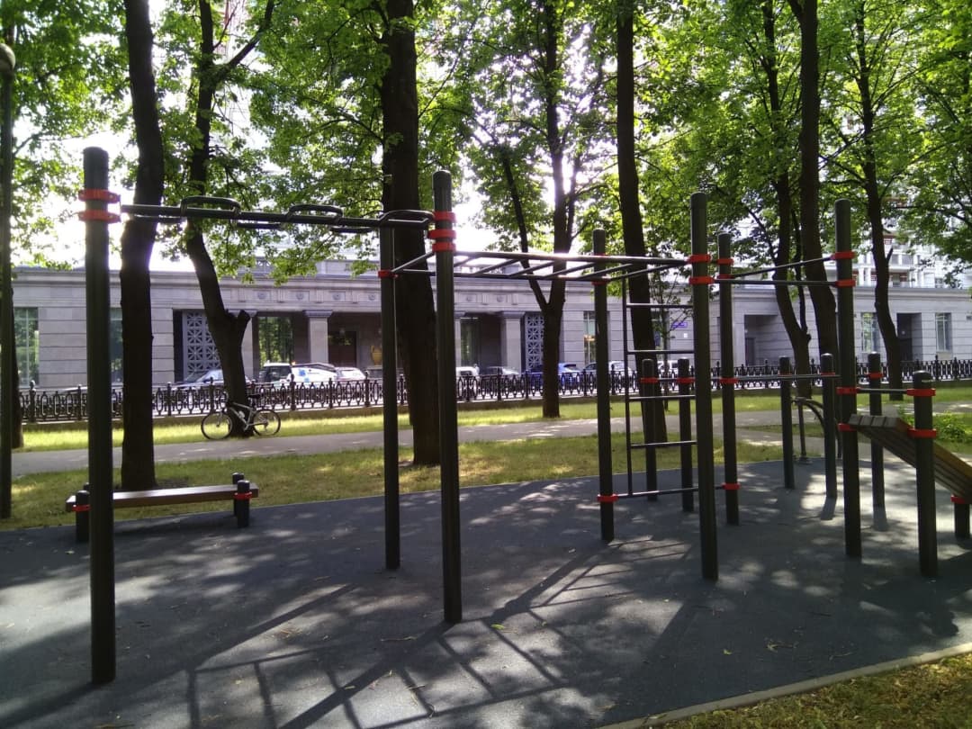 Pull Up Bar at Calisthenics Park at улица Серпуховский Вал, Москва – photo 1 of 4