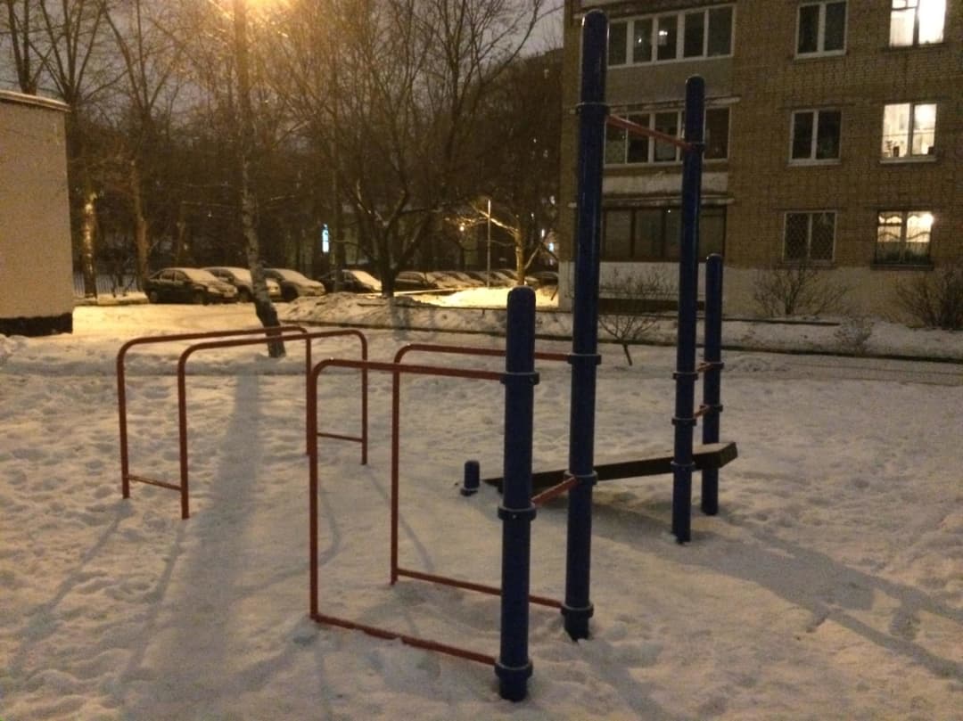Abs Bench at Calisthenics Park at улица Зои и Александра Космодемьянских, Москва – photo 3 of 4