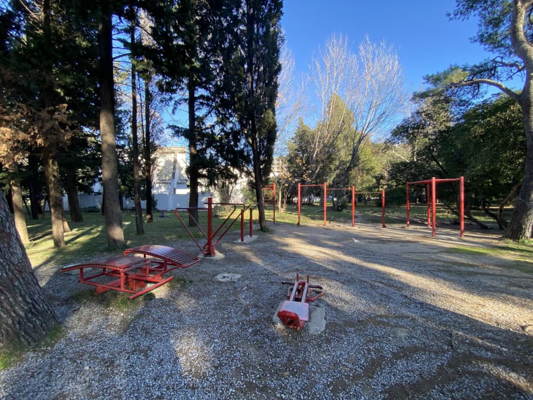 Sbarra per trazioni presso Calisthenics Park at ulica maršala Tita, Bar – foto 1 di 7