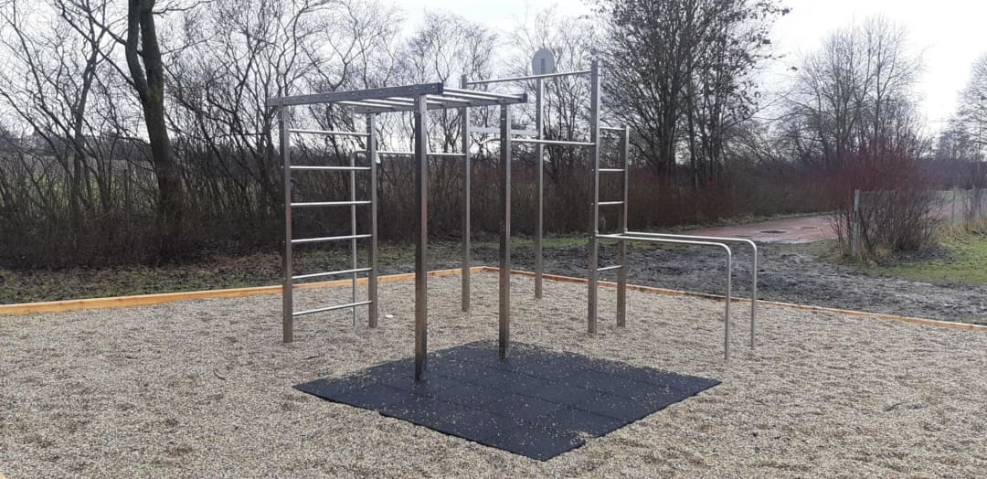 Sbarra per trazioni presso Calisthenics Park at Jahnstraße, Petersberg – foto 5 di 5