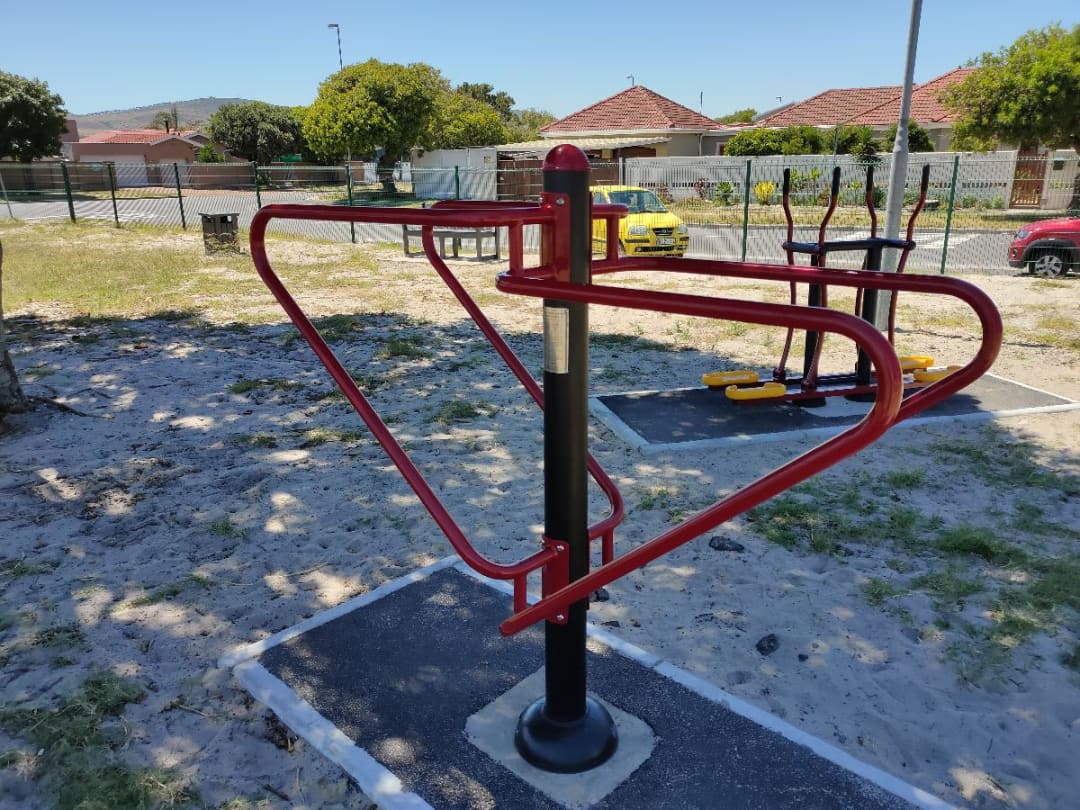 Parallel Gym Bars at Calisthenics Park at Circle Road, Western Cape – photo 2 of 5