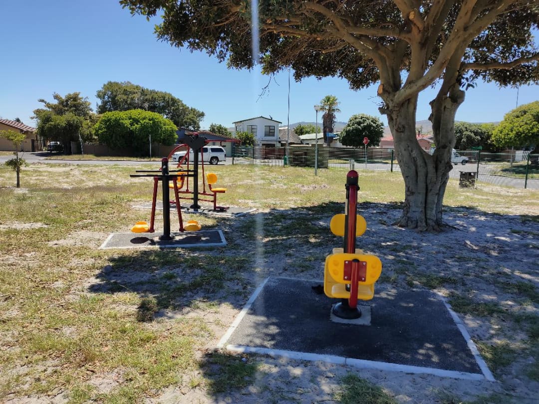 Pull Up Bar at Calisthenics Park at Circle Road, Western Cape – photo 1 of 5