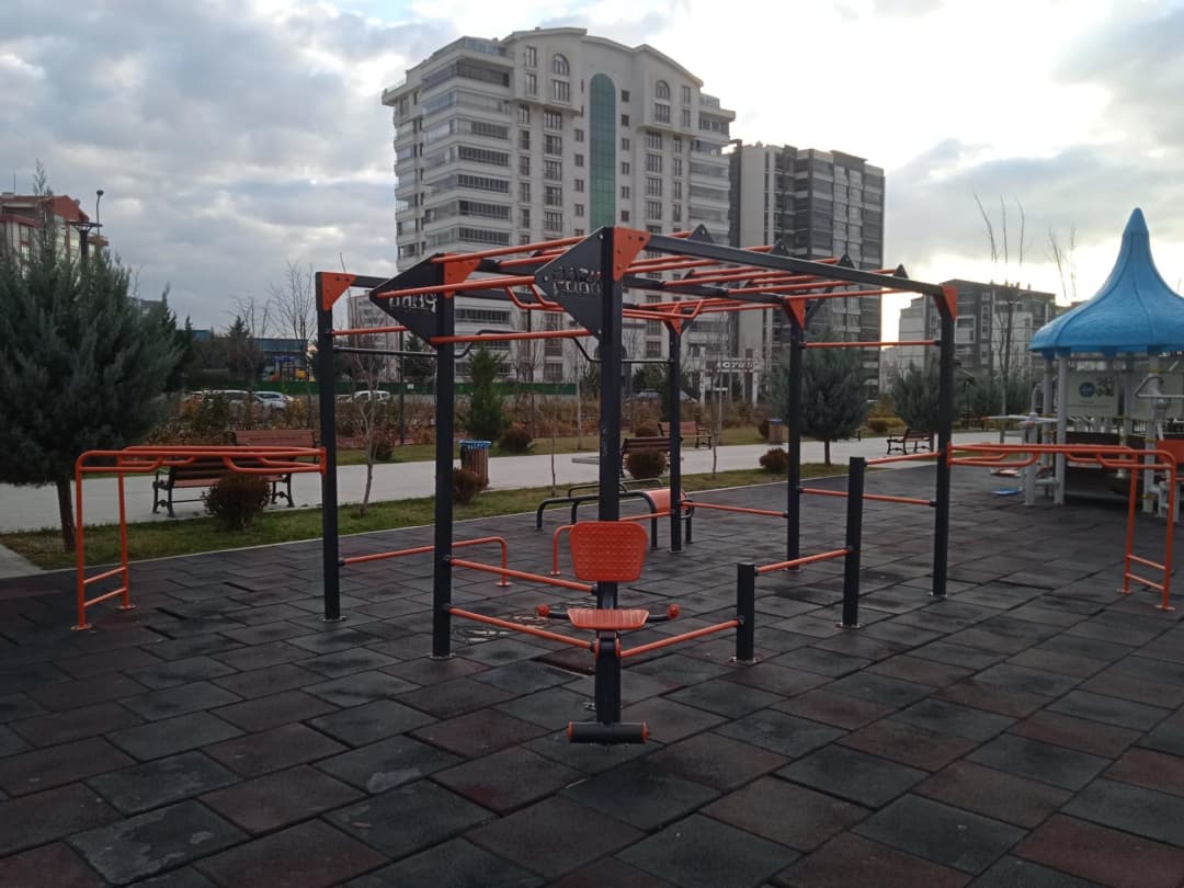 Bară de flotări la Calisthenics Park at 2142 Sokak, Yenimahalle – fotografia 2 din 2