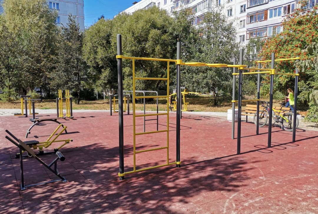 Barre de traction à Calisthenics Park at Полевая улица, городской округ Новосибирск – photo 1 sur 4