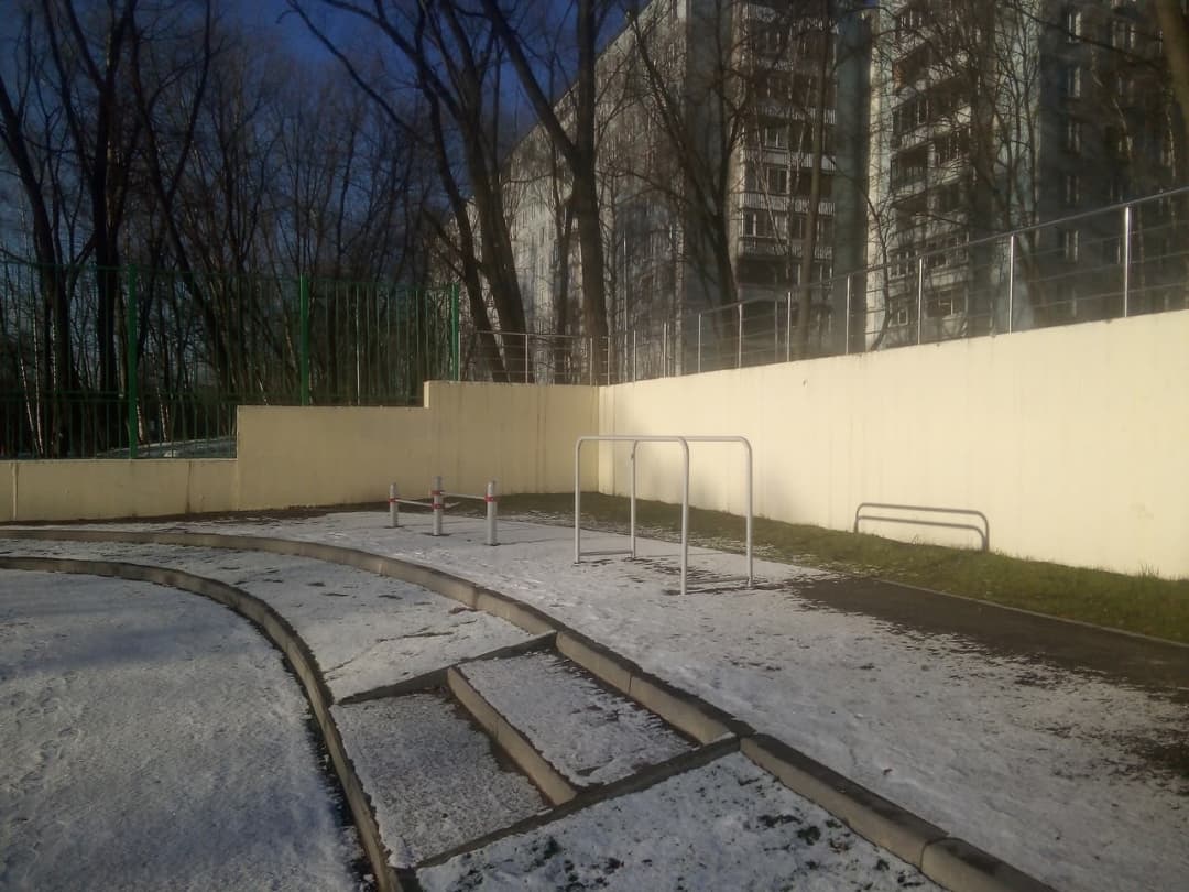 Abs Bench at Calisthenics Park at Голубинская улица, Москва – photo 5 of 12