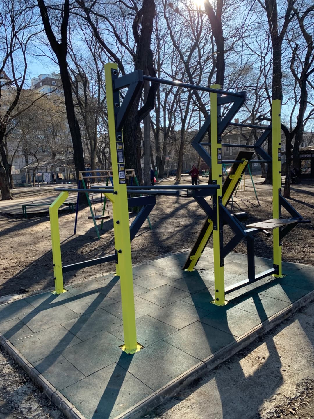 Брусья на площадке Calisthenics Park at Старобазарний сквер, Одеса – фото 2 из 2
