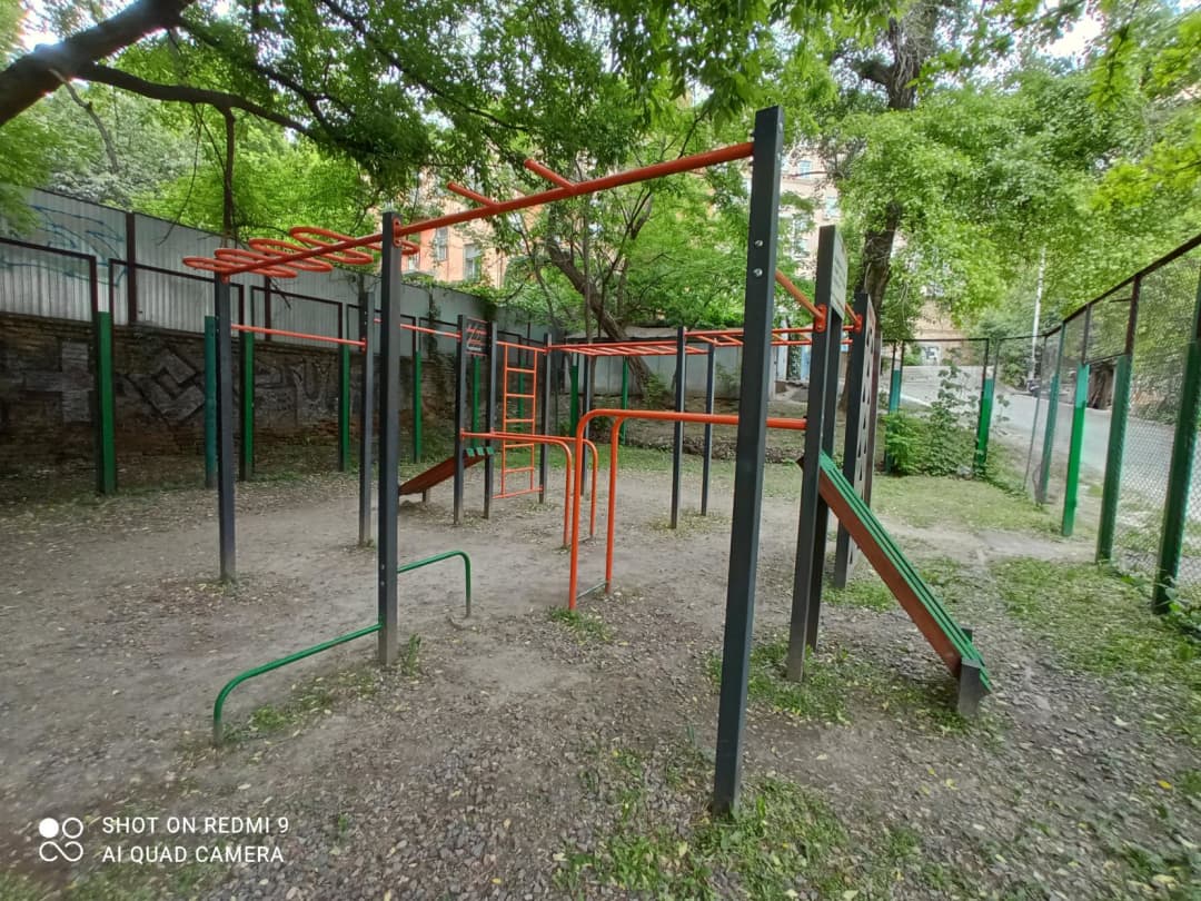 Sbarra per trazioni presso Calisthenics Park at Дмитрівська вулиця, Київ – foto 1 di 4