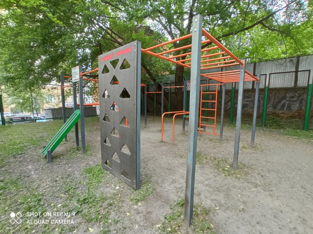 Maniglie per piegamenti presso Calisthenics Park at Дмитрівська вулиця, Київ – foto 2 di 4