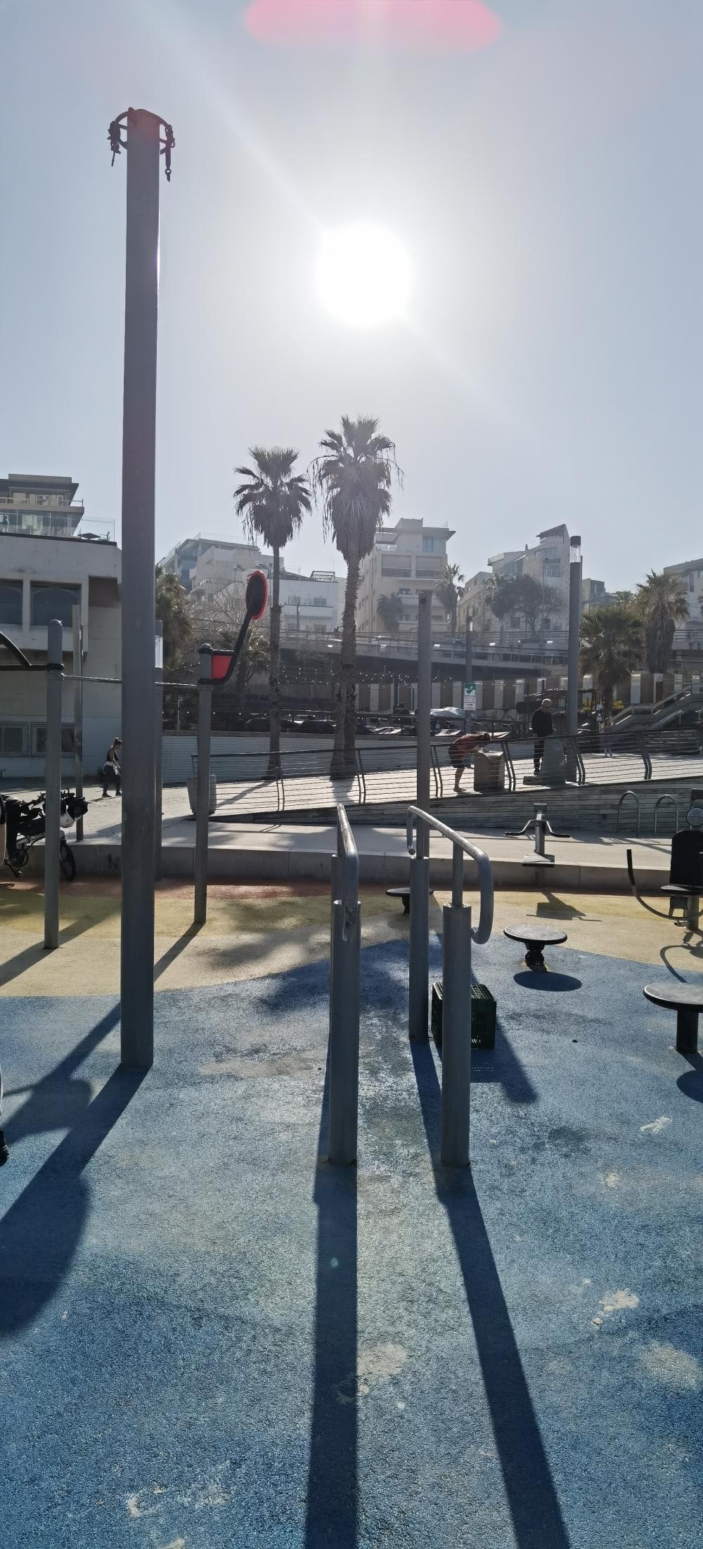 Турник на площадке Calisthenics Park at הטיילת ע"ש שלמה להט, תל־אביב–יפו – фото 1 из 2