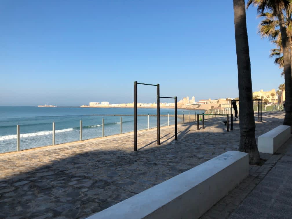 Sbarra per trazioni presso Calisthenics Park at Avenida Alcalde Manuel de la Pinta, Cádiz – foto 1 di 1