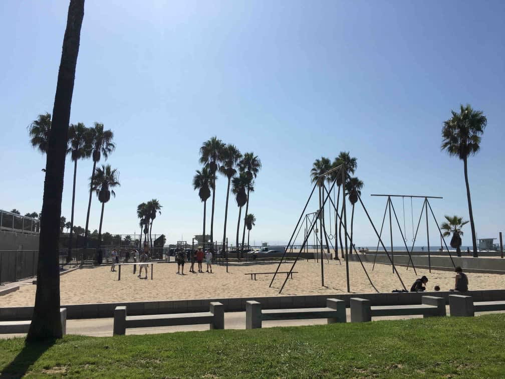 Sbarra per trazioni presso Calisthenics Park at Venice Beach Bike Path, Los Angeles – foto 1 di 2