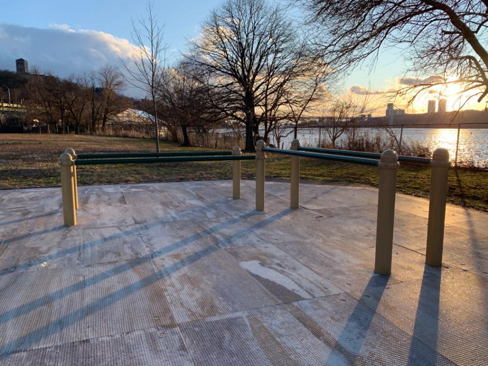 Parallele presso Calisthenics Park at Henry Hudson Parkway, City of New York – foto 2 di 5