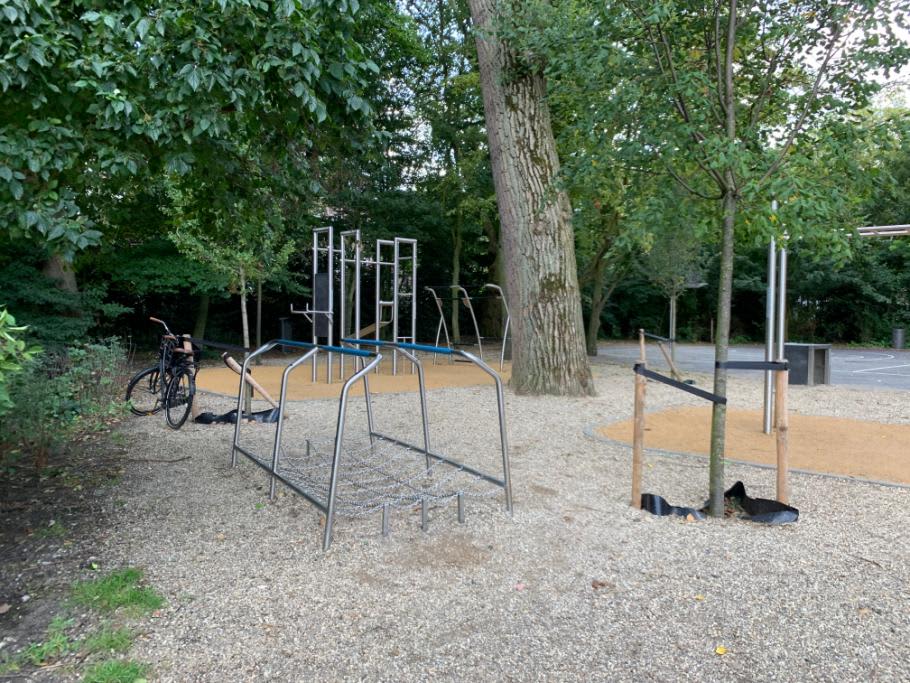 Banc à abdominaux à Calisthenics Park at Sarphatipark, Amsterdam – photo 4 sur 5