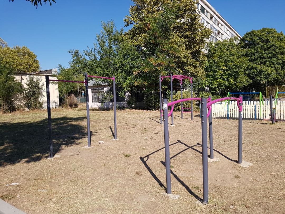 Barres parallèles à Outdoor Gym in ж.к. Зорница, Ямбол – photo 2 sur 2