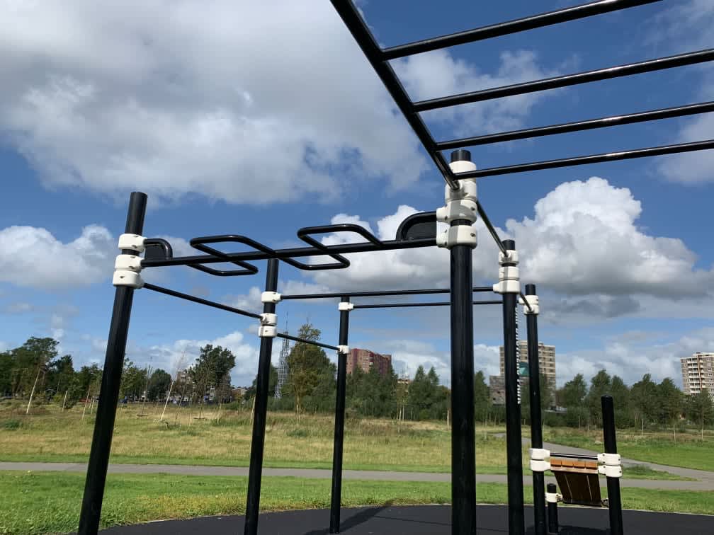 Banc à abdominaux à Calisthenics Park at Bar Brothers Park, Haarlem – photo 7 sur 10