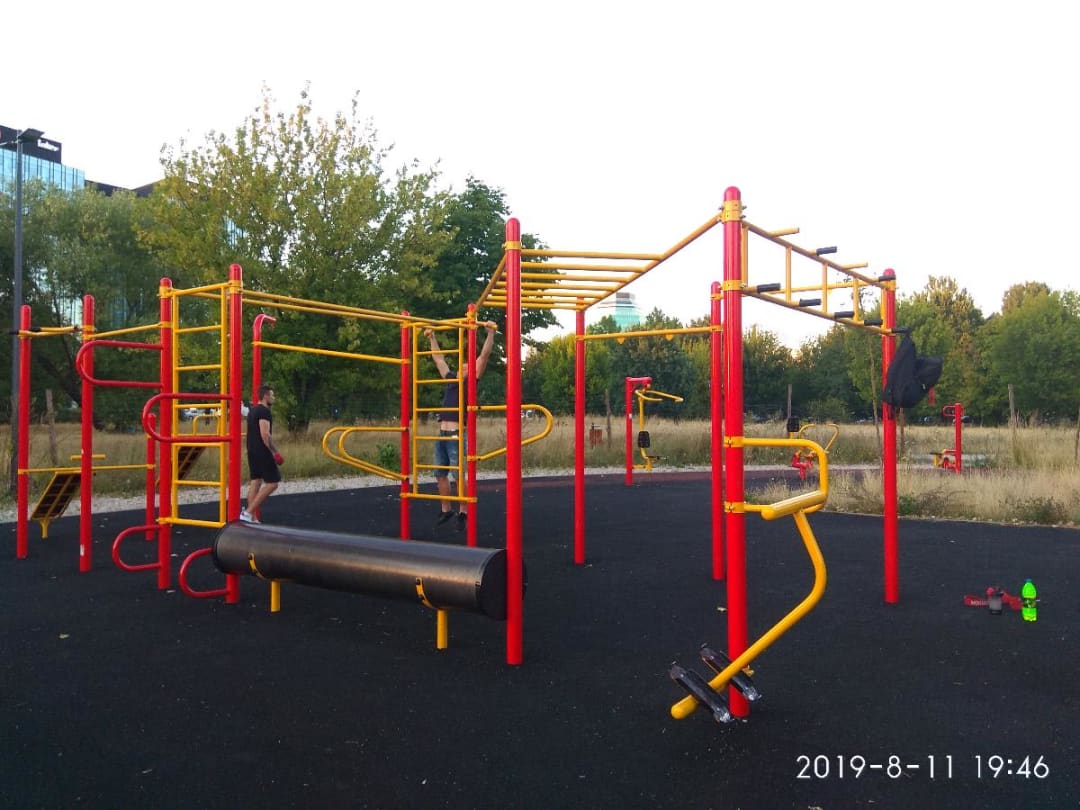 Barres parallèles à Calisthenics Park at Aleje Jerozolimskie, Warszawa – photo 2 sur 4