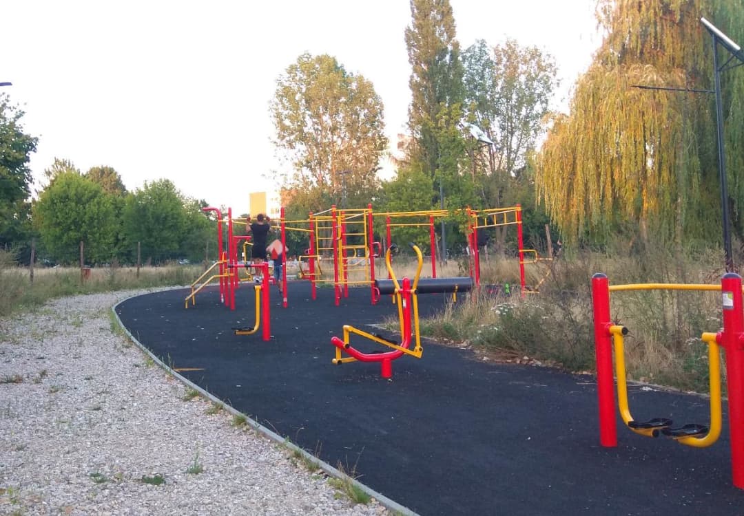 Barres de singe à Calisthenics Park at Aleje Jerozolimskie, Warszawa – photo 3 sur 4