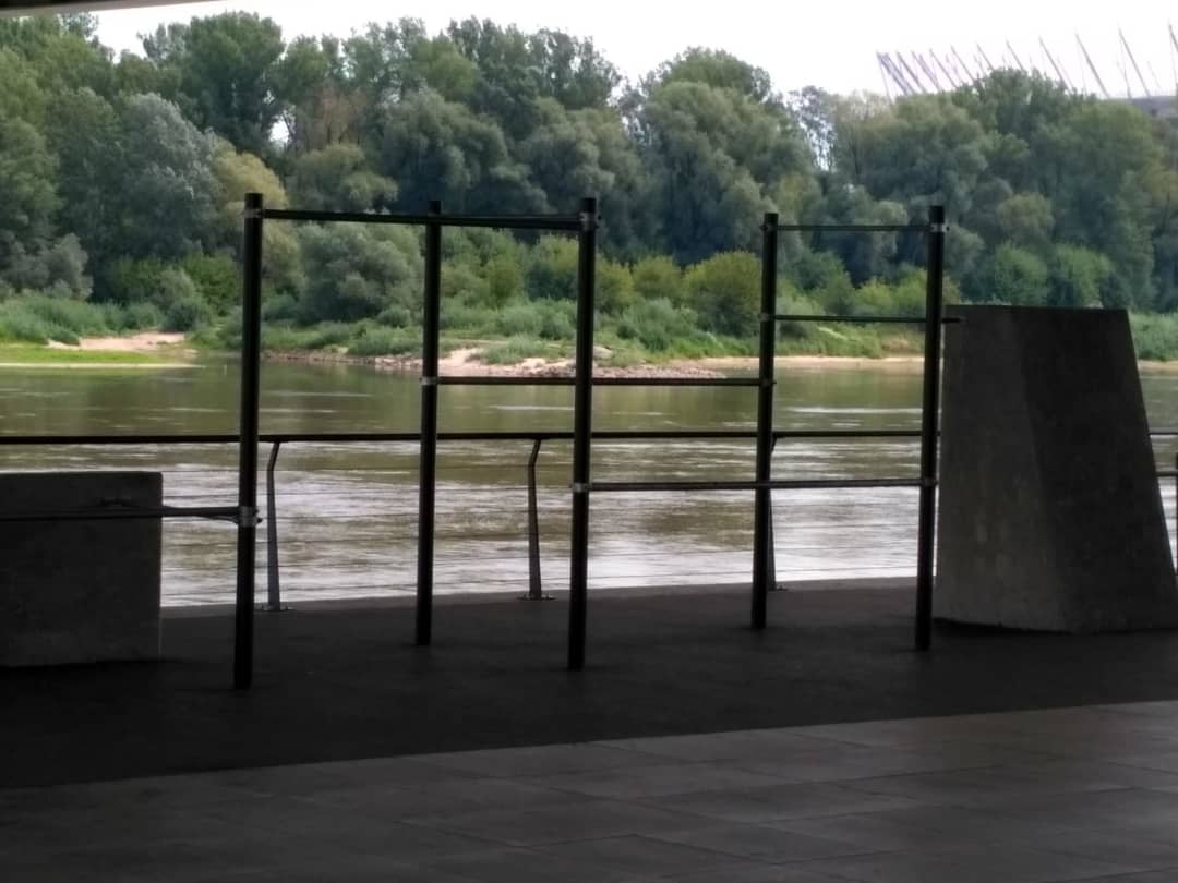 Barre de pompes à Calisthenics Park at Wybrzeże Szczecińskie, Warszawa – photo 2 sur 6