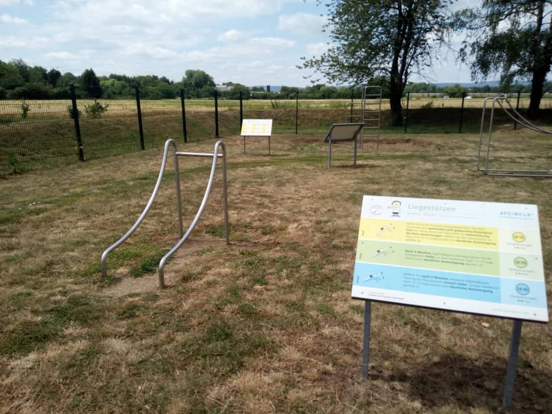 Воздушный лыжник на площадке Calisthenics Park at August-Buß-Weg, Groß-Karben – фото 4 из 5