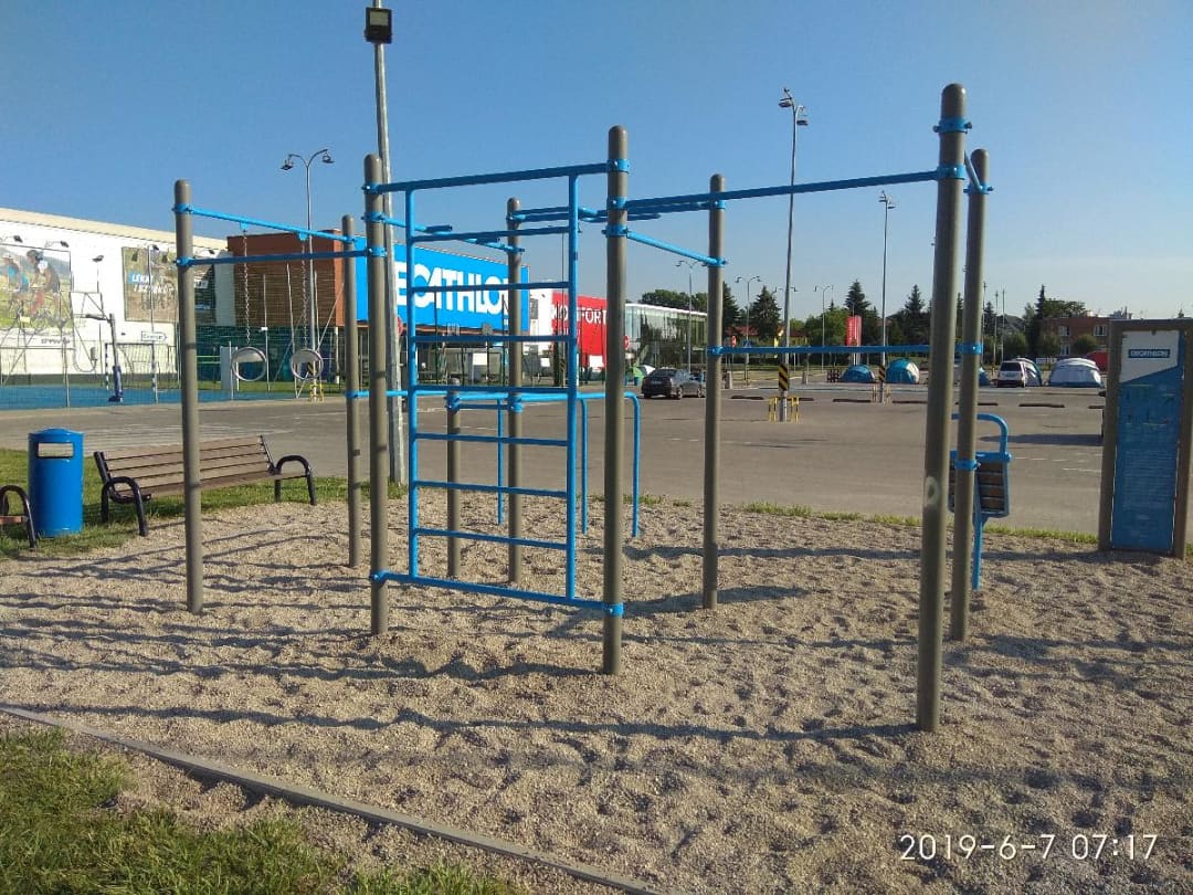 Barres parallèles à Calisthenics Park at Mineralna, Warszawa – photo 2 sur 3