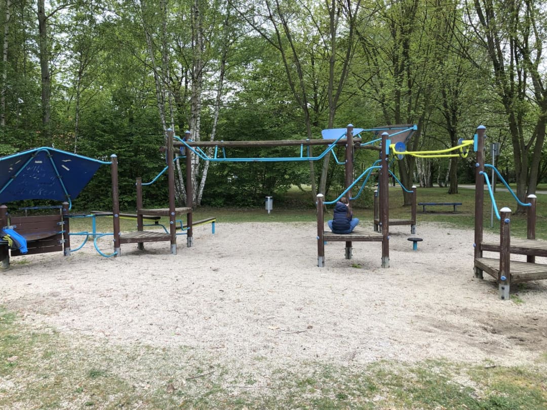 Liegestützgriffe bei Calisthenics Park at Liegestütz- und Klimmzugstation, Senftenberg - Zły Komorow – Foto 2 von 2