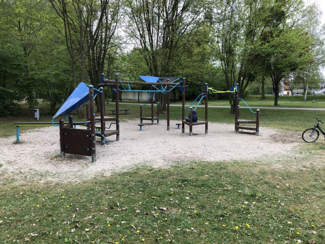 Klimmzugstange bei Calisthenics Park at Liegestütz- und Klimmzugstation, Senftenberg - Zły Komorow – Foto 1 von 2