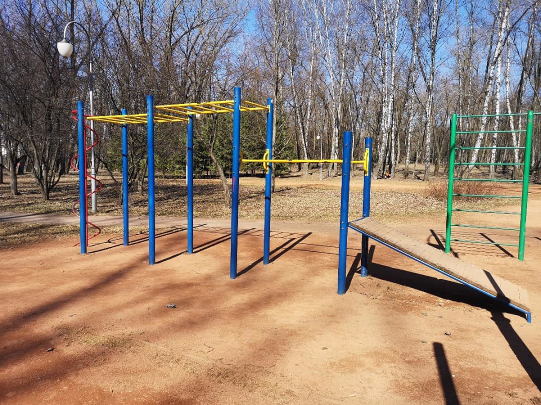 Parallele presso Calisthenics Park at Арлоўская вуліца, Мінск #wp3342 – foto 2 di 8