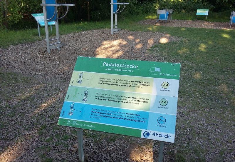 Бревно для баланса на площадке Calisthenics Park at 4FCIRCLE, Frankfurt am Main – фото 10 из 10