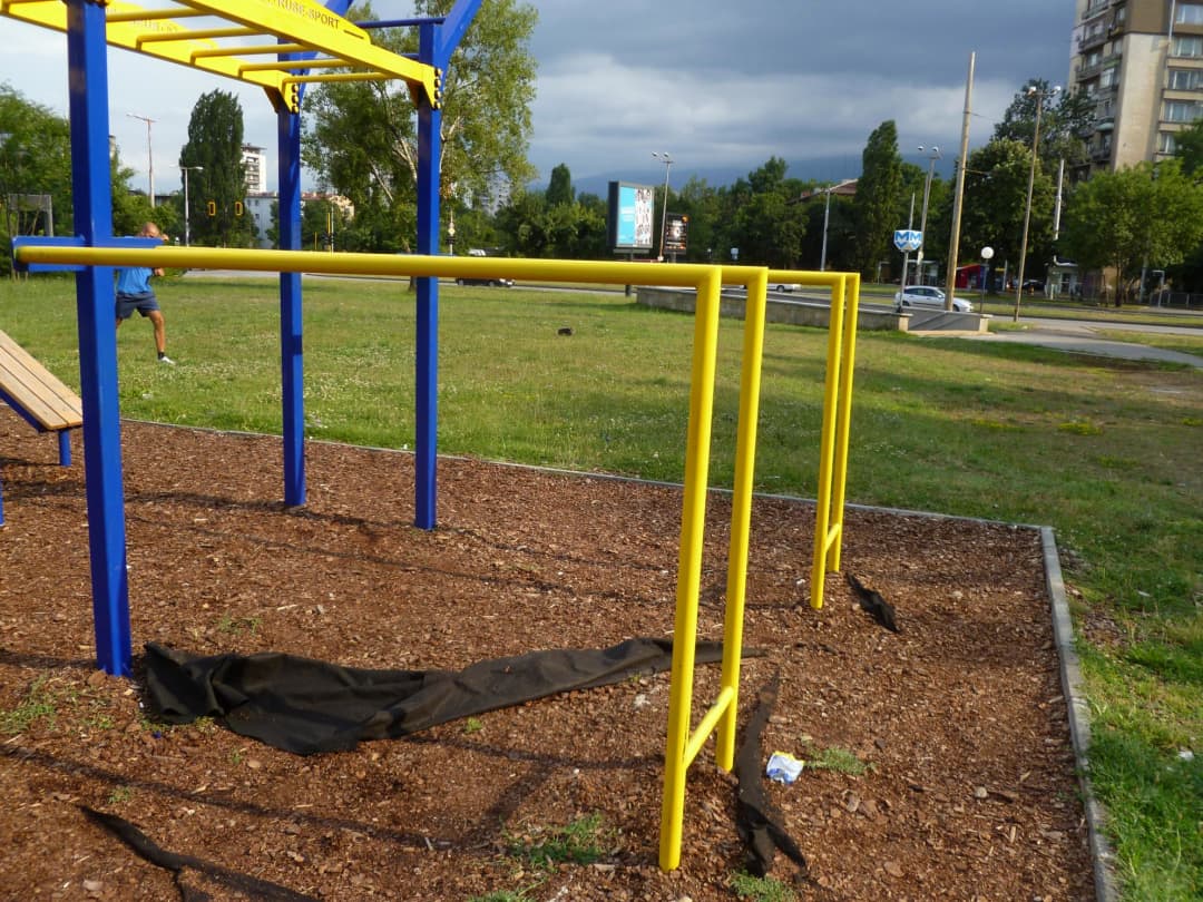 Panca per addominali presso Calisthenics Park at бул. Царица Йоанна, София – foto 4 di 7