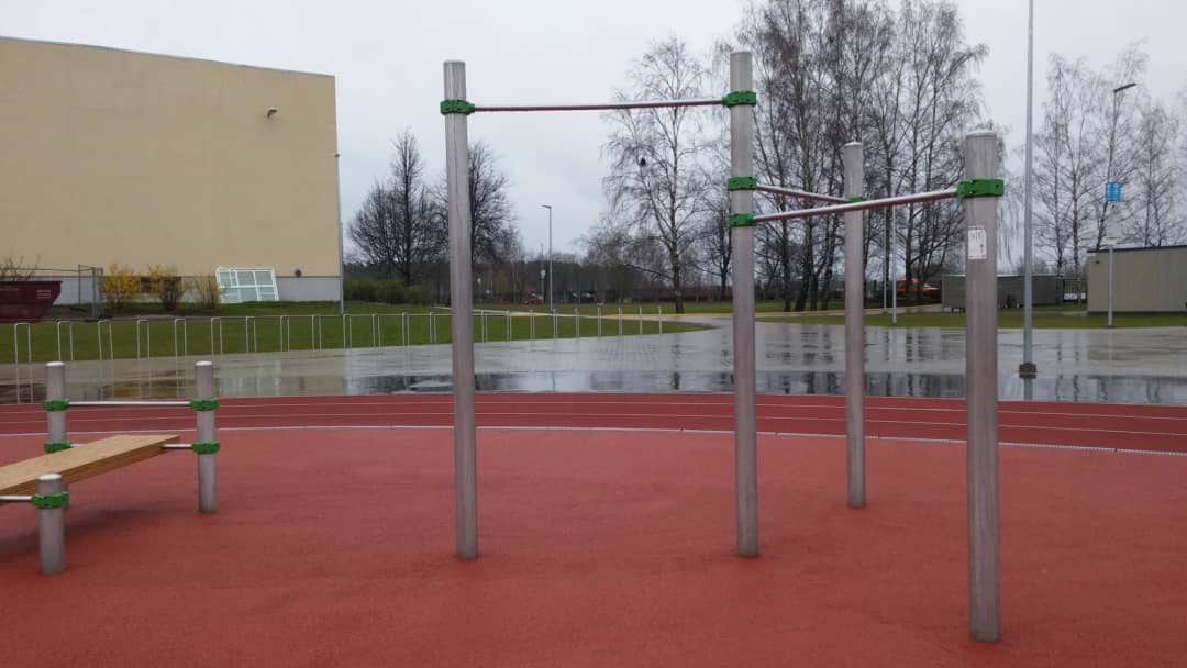 Sbarra per trazioni presso Calisthenics Park at Zvaigznāja gatve, Rīga – foto 1 di 4